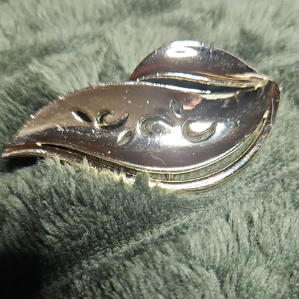 Leaf-Shaped Metallic Brooch in Shiny Silver Tone